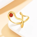 Luxe gouden geometrische ring met rode zirkoon en golvend roestvrijstalen ontwerp - Goud Helrode Edelsteen (J03320B)