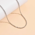 Minimalistische zilveren gedraaide ketting van roestvrij staal met metaaltextuur - Gedraaide Dichte Stijl / Staalkleur
