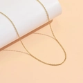Collana a catena in acciaio inossidabile placcato oro 18K su un espositore bianco - Oro