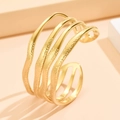 Brazalete multicapa de acero inoxidable dorado con líneas onduladas y acabado martillato - Estilo de Onda de Capas Múltiples (Z00108) / Dorado