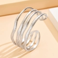 Brazalete abierto multicapa con textura irregular en plata y líneas onduladas - Estilo de Onda de Capas Múltiples (Z00108) / Color acero