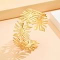 Elegante brazalete dorado de acero con hoja de monstera y diseño calado de estilo tropical - Estilo de Hoja de Monstera (Z00111) / Dorado