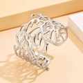 Brazalete abierto de acero inoxidable plateado con textura artística de ramas - Estilo de Rama de Coral (Z00110) / Color acero