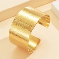 Brazalete ancho irregular con textura martillada en acero inoxidable dorado retro - Estilo Martillado Básico (Z00120) / Dorado