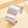 Brazalete ancho de textura martillada en acabado plata pulida con diseño irregular moderno - Estilo Martillado Básico (Z00120) / Color acero