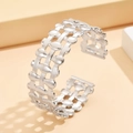 Brazalete abierto de acero inoxidable con tejido geométrico hueco plateado para mujer - Estilo Calado Tejido (Z00127) / Color acero