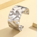 Brazalete ancho irregular de acero inoxidable plateado con diseño de metal fluido - Estilo Plisado Desigual (Z00157) / Color acero