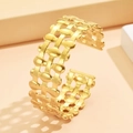 Brazalete abierto bañado en oro de 18 quilates con diseño tejido geométrico - Estilo Calado Tejido (Z00127) / Dorado