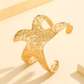 Brazalete abierto de estrella de mar dorada con textura detallada estilo playa - Estilo de Estrella de Mar (Z00143) / Dorado