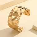 Brazalete abierto ancho e irregular martillado con acabado en oro al vacío brillante - Estilo Plisado Desigual (Z00157) / Dorado