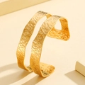 Brazalete abierto dorado con texturas martilladas irregulares de doble fila y diseño ancho - Estilo Martillado de Doble Círculo (Z00168) / Dorado