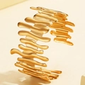 Brazalete abierto estilo metal líquido irregular con acabado en oro al vacío - Estilo de Onda Líquida (Z00162) / Dorado