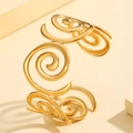 Retro hollow spiral open bangle in gold-plated stainless steel with sleek curved lines - Gold