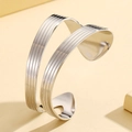 Brazalete abierto asimétrico de doble capa en acero inoxidable plateado de diseño moderno - Estilo Lineal de Doble Anillo (Z00194) / Color acero