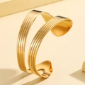 Brazalete abierto dorado de acero inoxidable con diseño asimétrico de doble línea fina - Estilo Lineal de Doble Anillo (Z00194) / Dorado