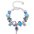 Bracelet à perles argenté avec breloques globe bleu et montgolfière sur fond blanc - Globe & Plane (Z*07)