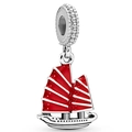 Charme en argent avec un bateau traditionnel chinois aux voiles en émail rouge vif - Pendentif Voilier Rouge de Style Chinois (018)