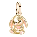 Detailansicht des roségoldenen Hasen-Anhängers mit rosa Emaille und Blumendetail - Roségold Blume Hase