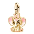 Makroaufnahme eines vergoldeten Elefanten-Anhängers mit rosa Emaille-Herzen für Schmuck - Gold Schleife Elefant