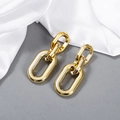 Nahaufnahme goldener Kettenohrringe mit polierter Oberfläche auf weißer Seide - Ineinandergreifender Ovaler Gliederstil (A344) / Gold