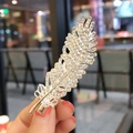 Barrette élégante en forme de plume avec base argentée et strass brillants pour femmes - Argenté