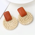 Retro geometric earrings with reddish-brown wood and round beige woven straw discs - Reddish Brown Wood with Off-white Rattan (A648)