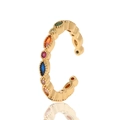 Ear cuff dorado minimalista con gemas de colores y borde de cuentas sobre fondo blanco - Piedra Preciosa Marquesa Degradado Arcoíris