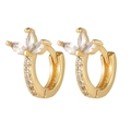 Dettaglio di orecchini a cerchio placcati oro con zirconi marquise a forma di foglia - Huggie a Fiore con Zirconi Marquise (E476)