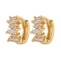 Dettaglio macro di orecchini huggie dorati con eleganti zirconi a taglio baguette - Cerchio Dorato Pavé Baguette (E489)