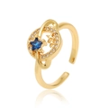Anillo de estrella ajustable con piedra azul y circonitas en una superficie de espejo - Cielo Estrellado Azul Profundo Alrededor