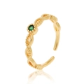 Anillo dorado ajustable con textura trenzada y una pequeña gema verde engastada - Piedra Principal de Diamante Verde con Textura Tejida