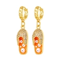 Detail van vergulde flip-flop oorbellen met zirkonia bandjes en evil eye patronen - Oranje Slipper Stijl (E801-6)