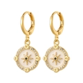 Dettaglio degli orecchini a cerchio a bussola placcati oro con smalto bianco e lettere - Stile Bussola / Oro