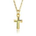 Detailaufnahme des goldenen Kreuzanhängers mit blau-grünen Zirkon-Inlays auf dünner Kette - Buntes Kreuz Stil