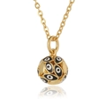 Gros plan détaillé du pendentif boule dorée avec motifs œil protecteur en émail - Émail Noir Blanc (D671-5)
