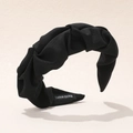 Gros plan détaillé d'un serre-tête large noir plissé à la main en tissu tissé - Noir