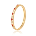 Detail van een goudkleurige armband met rode klaver zirkoon en wit emaille inlegwerk - Rood