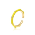 Detail eines goldenen Rings mit gelber Emaille und vier weißen Zirkonia-Steinen - Einstellbar Offen / Gelb