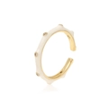 Detail eines verstellbaren Rings mit weißer Emaille und vier funkelnden Zirkonia-Steinen - Einstellbar Offen / Weiß