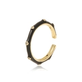 Detalle de anillo dorado ondulado con esmalte negro y detalles de circonitas - Abierto Ajustable / Negro