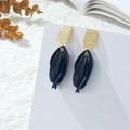 Primer plano de pendientes rectangulares dorados con borlas de pétalos negros mate - Black Style (A1437)