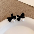 Orecchini a perno con fiocco in velluto vintage francese su un piatto di ceramica bianca - Stile Fiocco di Velluto Nero (A1798)