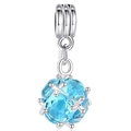 Kugelförmiger hellblauer Edelstein-Charm mit silbernem Finish für Armbänder - Hellblauer Facettierter Kugeliger Edelstein Stil (Z-010)