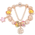 Bracelet maille serpent or rose avec breloques fleurs en émail rose et cristaux - Fleurs en Émail Rose et Grande Rose Ajourée (Modèle 011)