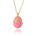 Gros plan du pendentif œuf en émail rose avec filigrane doré et zircons pavés - Rose