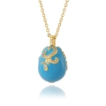 Vue détaillée du pendentif œuf de Pâques émaillé bleu avec motifs dorés et oxydes de zirconium - Bleu