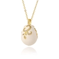 Détail du pendentif œuf vintage avec filigrane doré et micro-pavage de zircons fins - Blanc