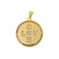 Dettaglio del ciondolo LOVE placcato oro con zirconi arcobaleno e cuore micro-incastonato - Disco Lettera LOVE Colore Arcobaleno (DZ36)