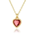 Elegante goldene Halskette mit facettiertem rotem Herz-Edelstein auf weißem Hintergrund - Rot