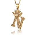 Makroaufnahme Gold-Anhänger Buchstabe N mit Krone und Mikro-Pave-Zirkonia-Kristallen - Buchstabe N Anhänger Ohne Kette